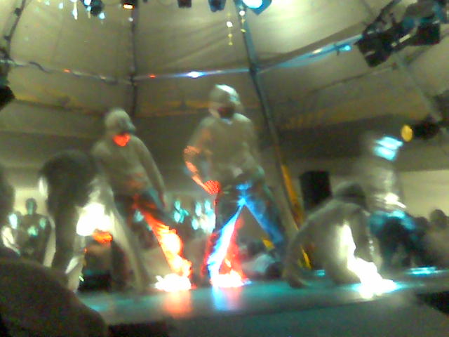 Jerven danser (hip-hop style). Lenke til side med mobilbilder fra bygdaspelet Der Stjernan Bor