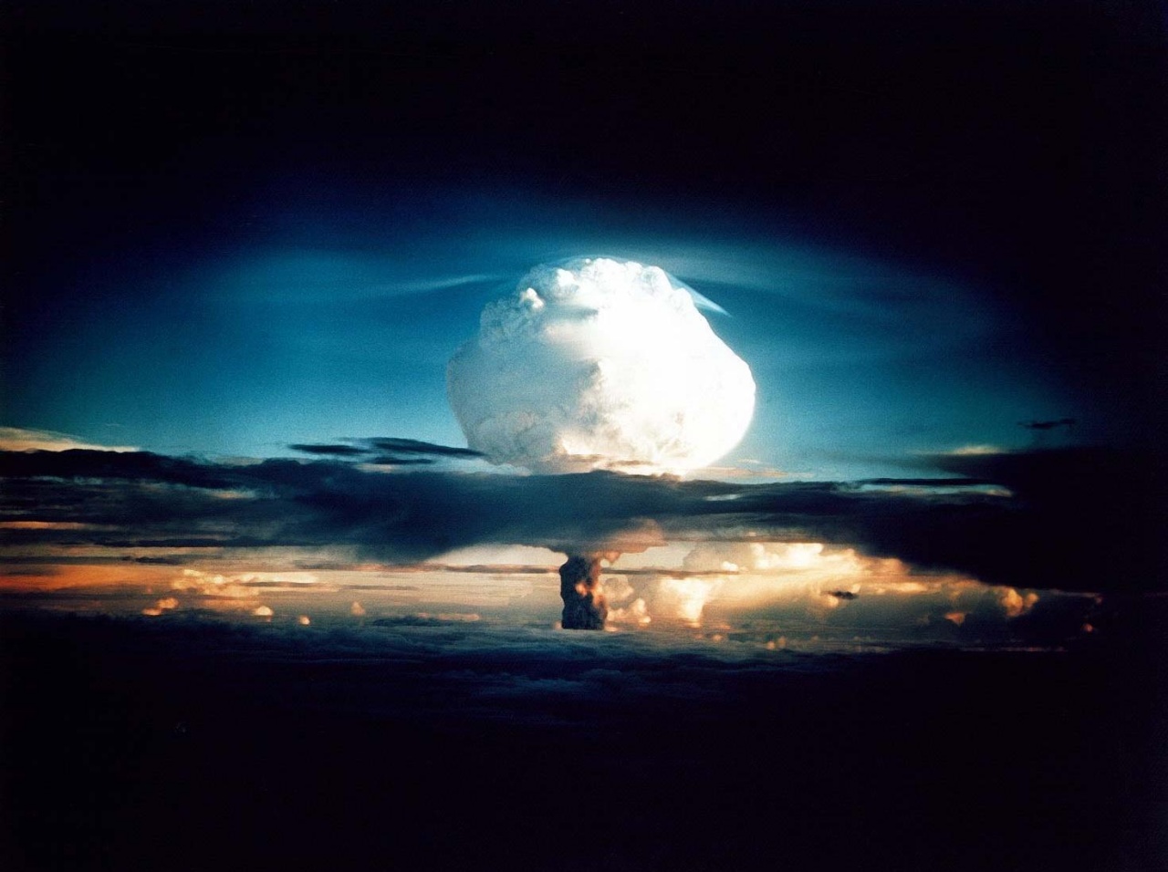 Ivy Mike, Enewetak, 31.10.1952 :: Ivy Mike was released into the skies over Enewetak in the Pacific at 31. October 1952